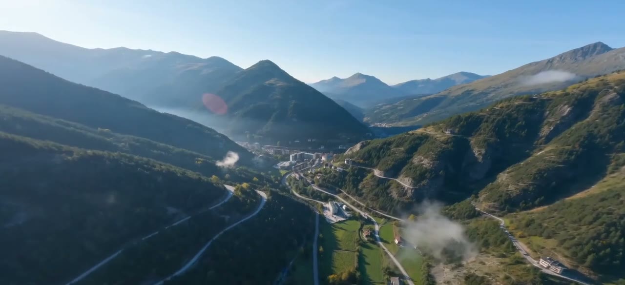 Vista aérea de un valle de Andorra con sus núcleos urbanos entre montañas