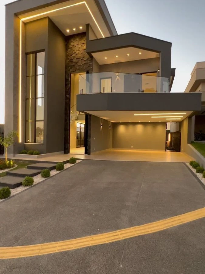 Fachada de vivienda contemporánea iluminada al anochecer