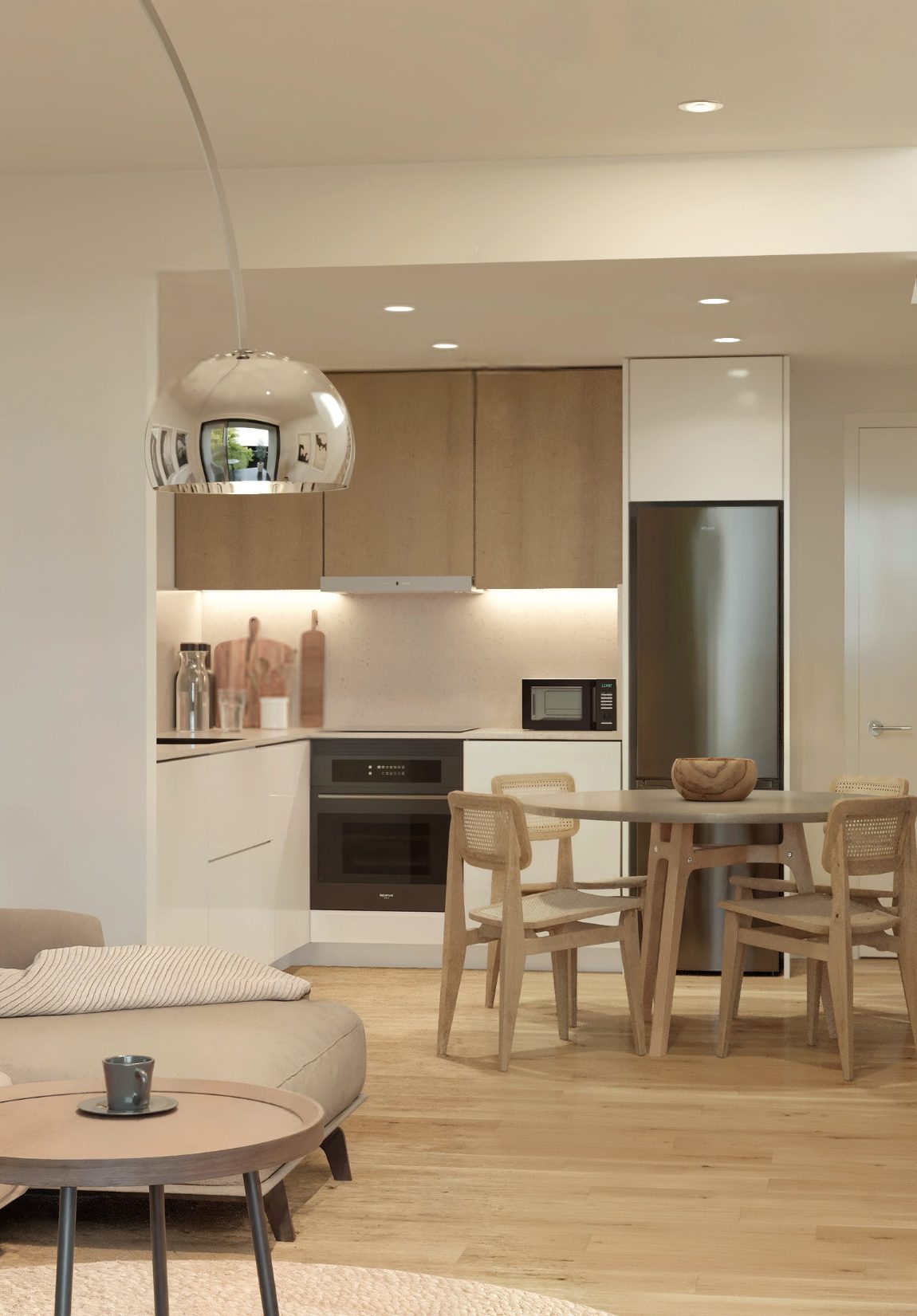 Cocina con office abierto al comedor y luz cálida