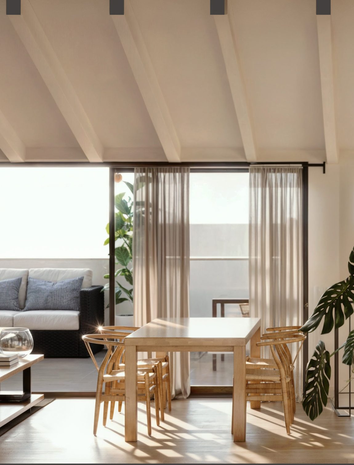 Salón con gran ventanal y cortinas claras